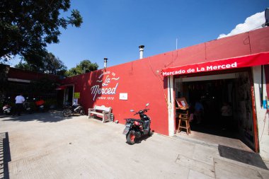Oaxaca de Juarez, Meksika, 1 Ocak 2025: Mercado de la Merced 'in Oaxaca City' deki iç ve gıda tezgahları.