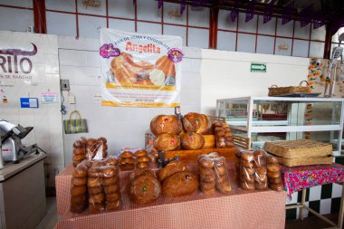 Oaxaca de Juarez, Meksika, 1 Ocak 2025: Mercado de la Merced 'in Oaxaca City' deki iç ve gıda tezgahları.