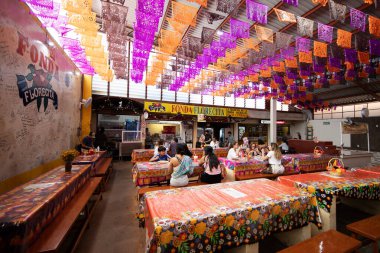 Oaxaca de Juarez, Meksika, 1 Ocak 2025: Mercado de la Merced 'in Oaxaca City' deki iç ve gıda tezgahları.
