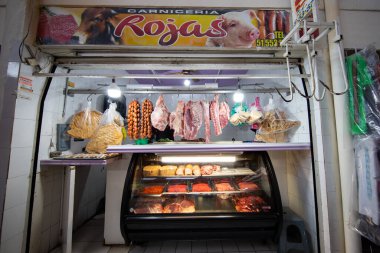 Oaxaca de Juarez, Meksika, 1 Ocak 2025: Mercado de la Merced 'in Oaxaca City' deki iç ve gıda tezgahları.