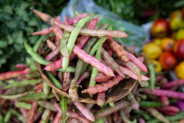 Meksika, Oaxaca 'da bir markette kırmızı fasulye kabukları..