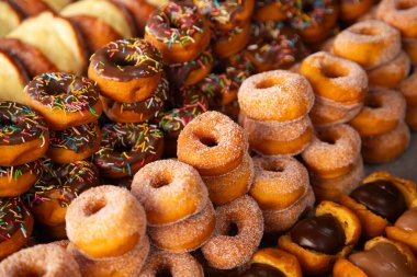 Oaxaca 'daki markette churros, donut ve krema gibi geleneksel tatlılar satılıyor..