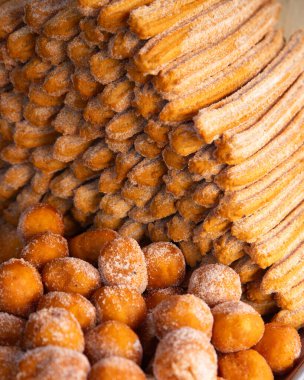 Oaxaca 'daki markette churros, donut ve krema gibi geleneksel tatlılar satılıyor..