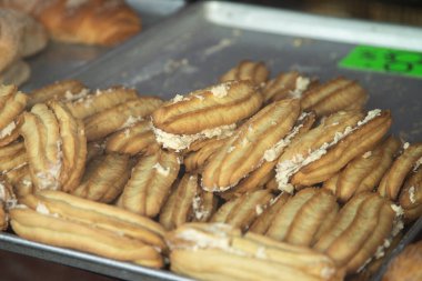 Oaxaca 'daki markette churros, donut ve krema gibi geleneksel tatlılar satılıyor..