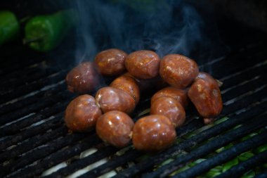 Chorizo domuz eti. Meksika 'daki Oaxaca şehrinin merkez pazarında et tezgahı.