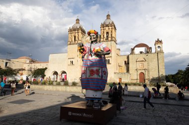Oaxaca, Meksika 1 Kasım 2025: Catrinalar, Meksika 'nın Oaxaca kentindeki Ölüler Günü' nü kutlamak için iskelet figürleridir..