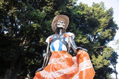Oaxaca, Meksika 1 Kasım 2025: Catrinalar, Meksika 'nın Oaxaca kentindeki Ölüler Günü' nü kutlamak için iskelet figürleridir..