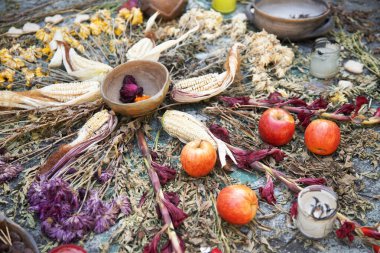 Meksika 'daki Oaxaca şehrinin sokaklarında ölüler için süsleme ve yiyecek sunuyor.