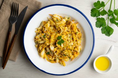 Lezzetli altın Portekiz morina yemeği kızarmış patates ve yumurtayla pişirilir. Morina balıklı geleneksel Portekiz tarifi.