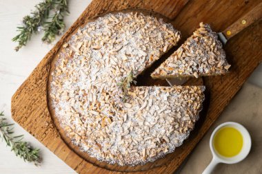 Tarta de Santiago. İspanya 'nın Galiçya bölgesinde ünlü bademli pasta.