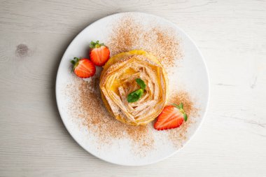 Tuğla hamurdan yapılmış çiçek şeklinde pasta ve yumurta ve şekerli krema..