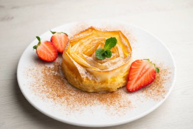 Tuğla hamurdan yapılmış çiçek şeklinde pasta ve yumurta ve şekerli krema..