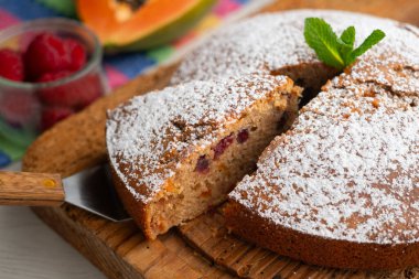 Lezzetli tam buğday, papaya ve fındıklı vegan kek..