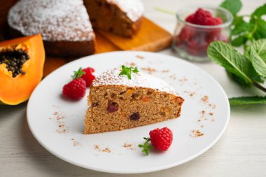 Lezzetli tam buğday, papaya ve fındıklı vegan kek..