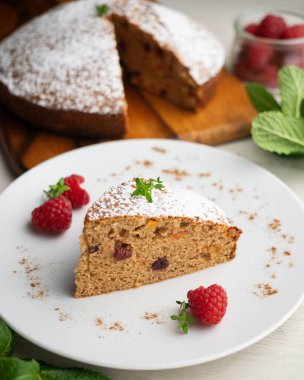 Lezzetli tam buğday, papaya ve fındıklı vegan kek..