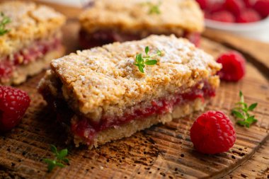 Lezzetli ev yapımı ahududulu tart. 