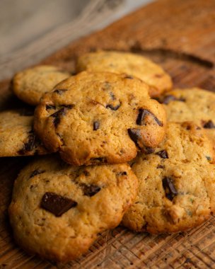 Lezzetli ev yapımı portakallı ve çikolatalı kurabiyeler.