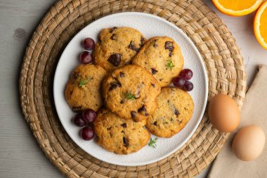 Lezzetli ev yapımı portakallı ve çikolatalı kurabiyeler.