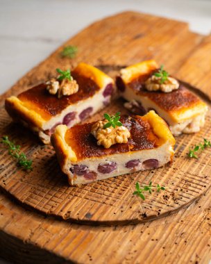 Kırmızı üzümlü lezzetli cheesecake. Geleneksel İspanyolca tarif.