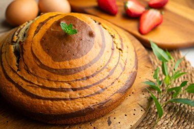 Güzel ve lezzetli zebra pastası. Organik çikolatayla süslenmiş..