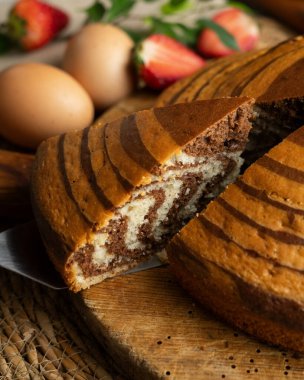 Güzel ve lezzetli zebra pastası. Organik çikolatayla süslenmiş..