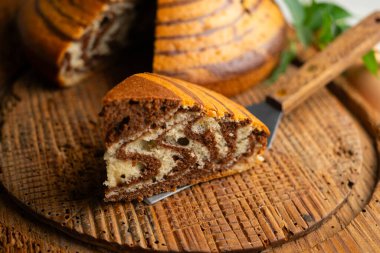 Güzel ve lezzetli zebra pastası. Organik çikolatayla süslenmiş..