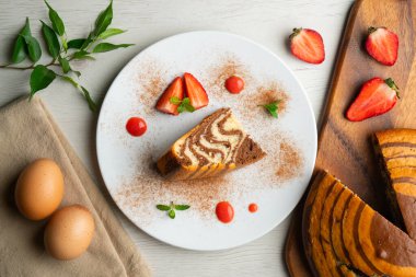 Güzel ve lezzetli zebra pastası. Organik çikolatayla süslenmiş..