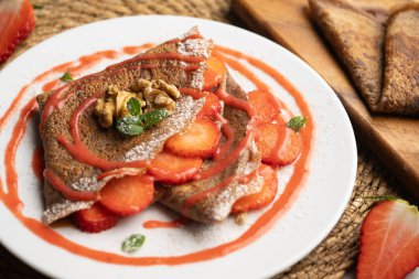 Meyveli, çilekli ve muzlu çikolatalı krep..