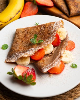 Meyveli, çilekli ve muzlu çikolatalı krep..