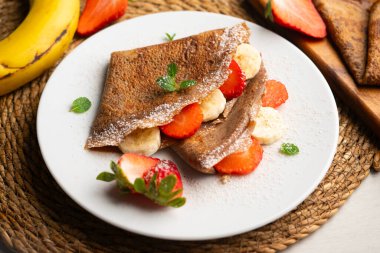 Meyveli, çilekli ve muzlu çikolatalı krep..