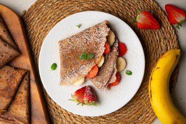 Meyveli, çilekli ve muzlu çikolatalı krep..