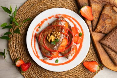 Meyveli, çilekli ve muzlu çikolatalı krep..