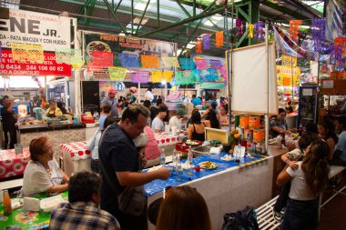 Atlixco, Puebla, Meksika; 1 Ocak 2025: Benito Juarez pazarındaki atmosfer, tedavi edilmiş et ve yiyecek standlarıyla ünlüdür..