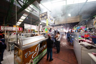 Atlixco, Puebla, Meksika; 1 Ocak 2025: Benito Juarez pazarındaki atmosfer, tedavi edilmiş et ve yiyecek standlarıyla ünlüdür..