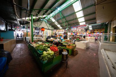 Atlixco, Puebla, Meksika; 1 Ocak 2025: Benito Juarez pazarındaki atmosfer, tedavi edilmiş et ve yiyecek standlarıyla ünlüdür..