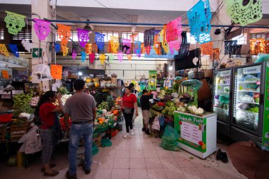 Atlixco, Puebla, Meksika; 1 Ocak 2025: Benito Juarez pazarındaki atmosfer, tedavi edilmiş et ve yiyecek standlarıyla ünlüdür..