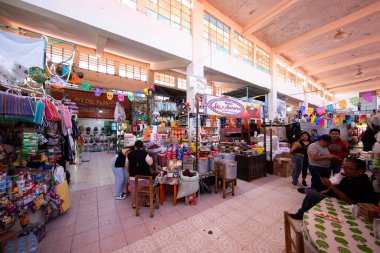 Atlixco, Puebla, Meksika; 1 Ocak 2025: Benito Juarez pazarındaki atmosfer, tedavi edilmiş et ve yiyecek standlarıyla ünlüdür..