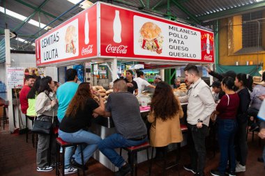 Atlixco, Puebla, Meksika; 1 Ocak 2025: Cemitas standındaki Benito Juarez pazarında atmosfer.