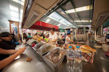 Atlixco, Puebla, Meksika; 1 Ocak 2025: Cemitas standındaki Benito Juarez pazarında atmosfer.