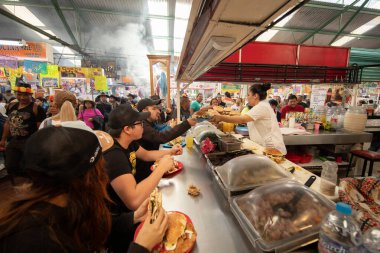 Atlixco, Puebla, Meksika; 1 Ocak 2025: Cemitas standındaki Benito Juarez pazarında atmosfer.