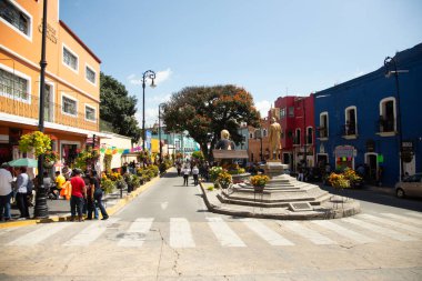 Atlixco, Puebla, Meksika; 1 Kasım 2024: Ölüler Günü için atmosfer ve renkli şehir sokakları.