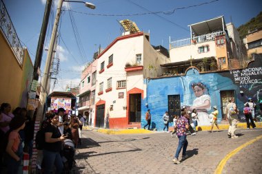 Atlixco, Puebla, Meksika; 1 Kasım 2024: Ölüler Günü için atmosfer ve renkli şehir sokakları.