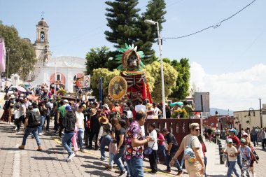 Atlixco, Puebla, Meksika; 1 Kasım 2024: Ölüm Günü kutlamaları için renkli katrina figürleri Meksika kültüründen karakterleri temsil ediyor.