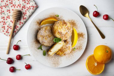 Lezzetli İspanyol tatlı LECHE FRITA geleneksel Paskalya bayramına hazırlanmak için. Üst görünüm tablosu.