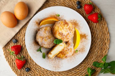 Lezzetli İspanyol tatlı LECHE FRITA geleneksel Paskalya bayramına hazırlanmak için. Üst görünüm tablosu.
