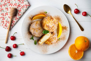 Lezzetli İspanyol tatlı LECHE FRITA geleneksel Paskalya bayramına hazırlanmak için. Üst görünüm tablosu.