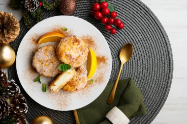 Lezzetli İspanyol tatlı LECHE FRITA geleneksel Paskalya bayramına hazırlanmak için. Noel süslemeleri ile en üstteki görünüm masası.