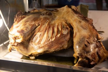 Meksika, Puebla 'daki Atlixco pazarında büyük kızarmış kuzu parçaları..