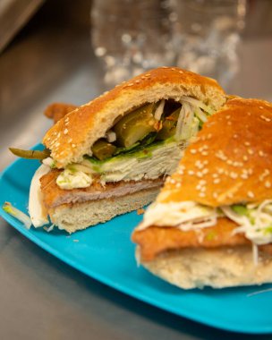 Cemita Poblana. Geleneksel bir Meksika sandviçi. Ekmekli domuz eti, acılı chipotle, quesillo peyniri ve papalo yaprakları..