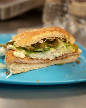 Cemita Poblana. Geleneksel bir Meksika sandviçi. Ekmekli domuz eti, acılı chipotle, quesillo peyniri ve papalo yaprakları..